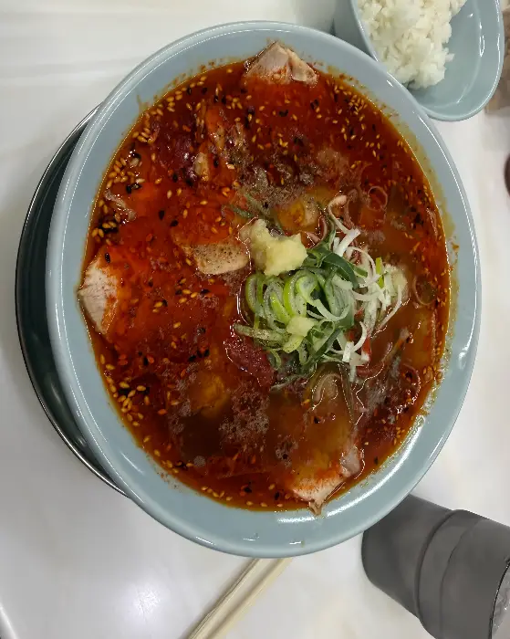 밥을 말아 먹으면 더욱 맛있는 진한 국물의 라멘