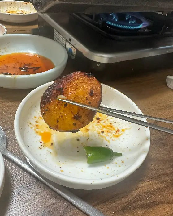 잘 구워진 오리고기를 집는 집게