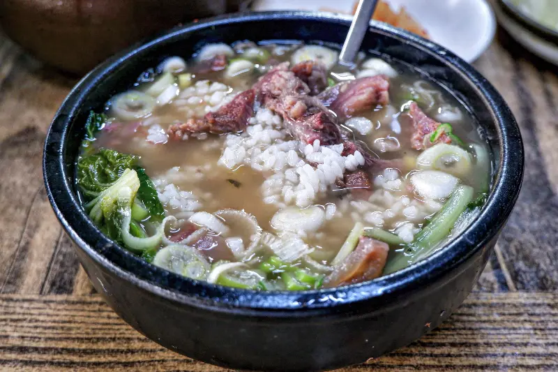 밥을 말아 먹는 소머리국밥