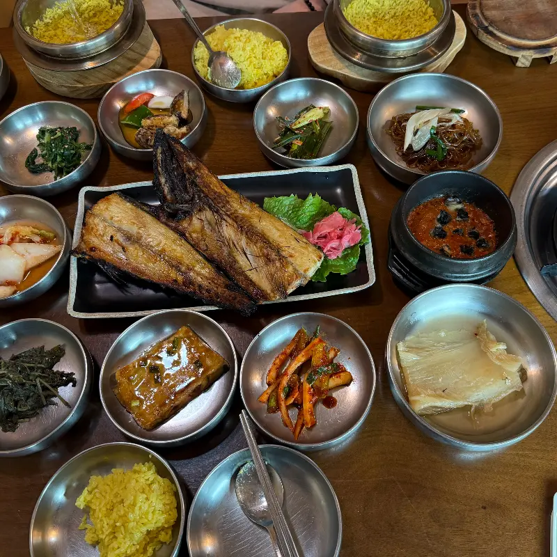 다양한 반찬들이 놋그릇에 담겨 나온다