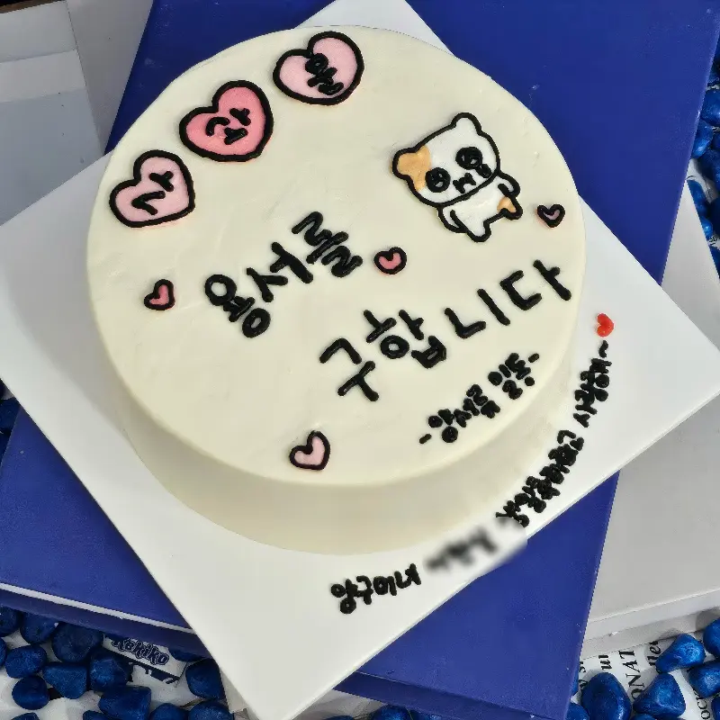 귀여운 캐릭터가 섬세하게 표현된 케이크