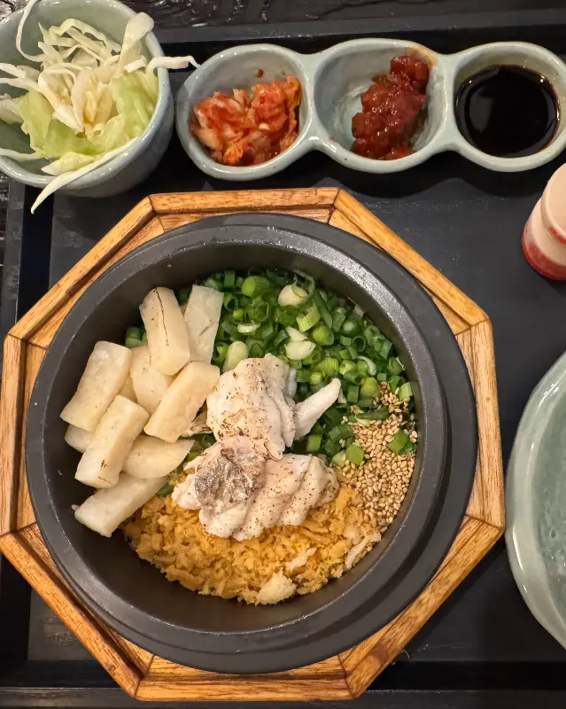 도미관자 솥밥의 뚜껑을 열자, 뽀얀 도미 살과 탱글탱글한 관자가 눈길을 사로잡는다.