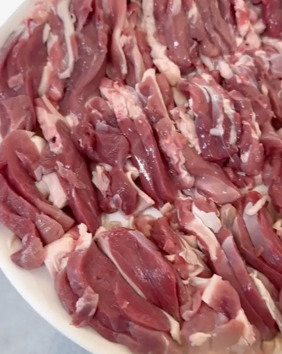 신선한 생 오리고기의 모습