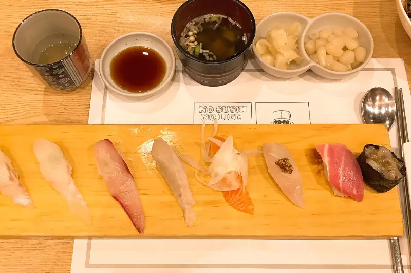 정갈하게 담겨 나온 초밥