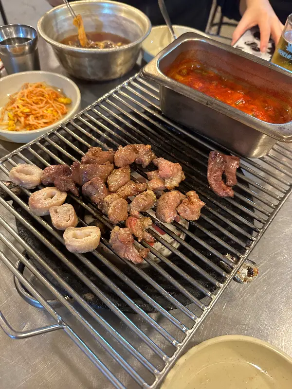 연탄불 위에서 맛있게 구워지는 고기