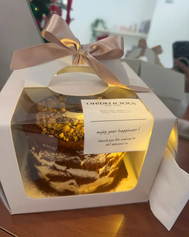 조명이 켜진 케이크 상자