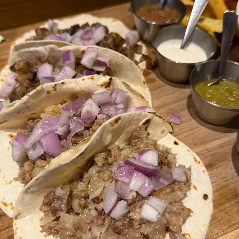 깔끔하게 정돈된 테이블 세팅