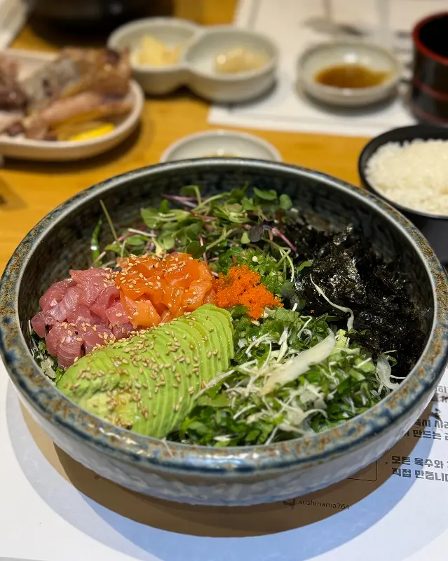 신선한 야채가 가득한 회덮밥