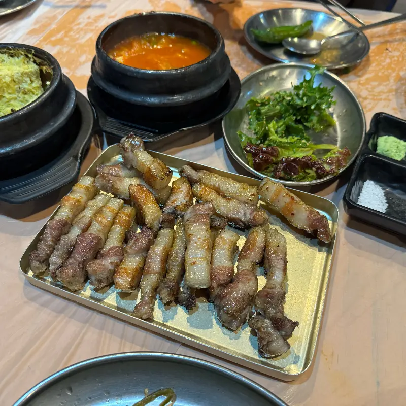 초벌된 삼겹살과 김치찌개