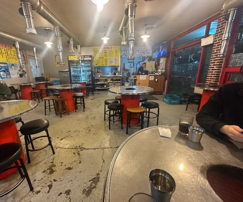 정겨운 분위기의 거송식당 내부