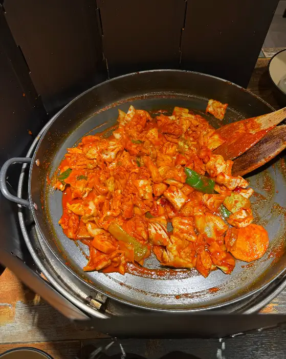 맛있게 익어가고 있는 닭갈비 볶음