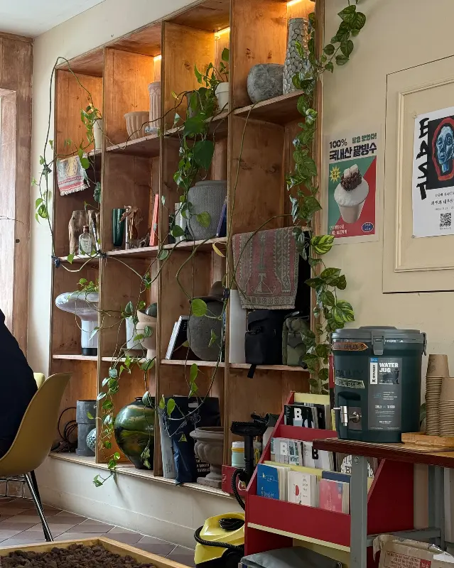 카페 내부 장식장