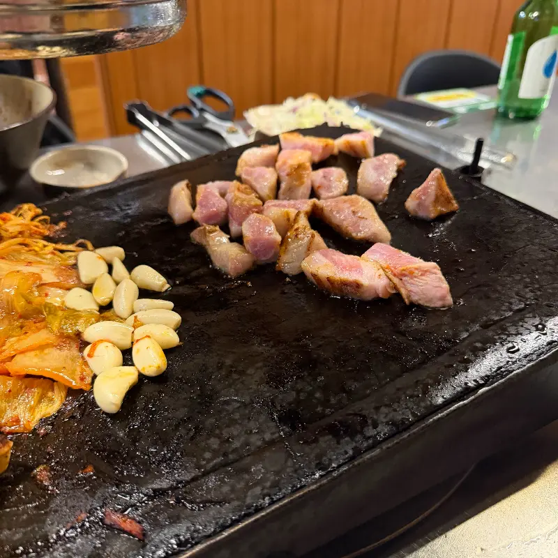 맛있게 익어가는 삼겹살
