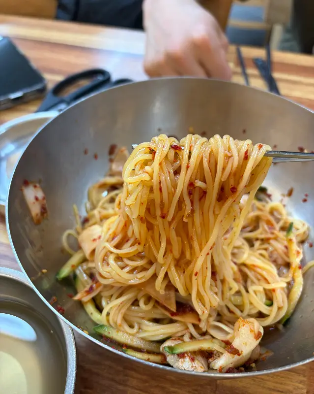 온밀면의 따뜻한 국물