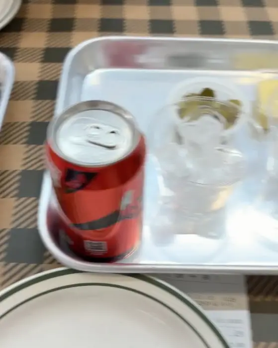 음료수 캔과 얼음잔