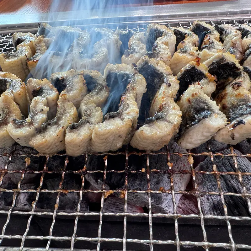 숯불 위에서 구워지는 장어