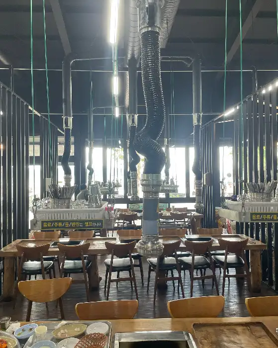 넓고 쾌적한 식당 내부 모습