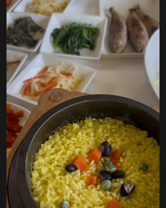 돌솥밥과 다양한 반찬들