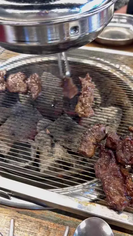 숯불 위에 올려진 소갈비살