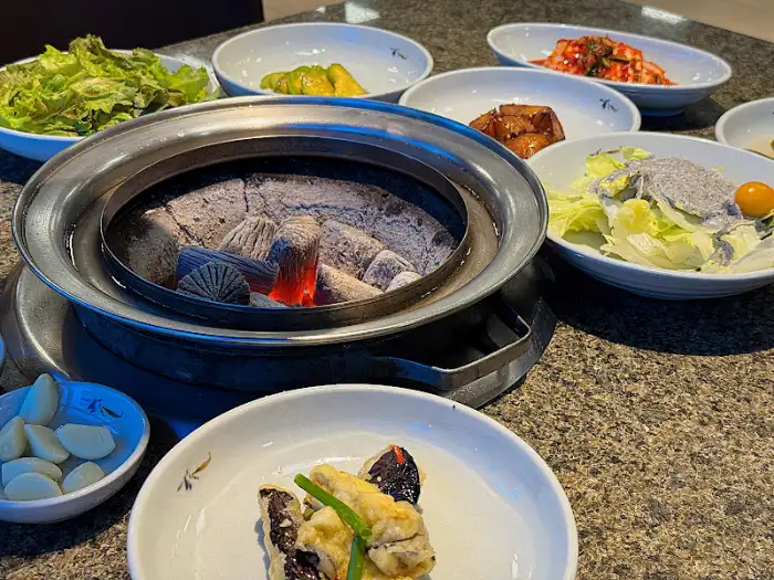 숯불 위에서 익고 있는 갈비