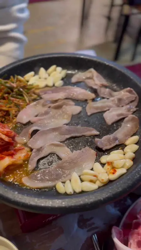 불판에 올려진 냉삼