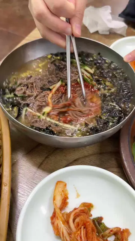 시원한 막국수를 비비는 모습