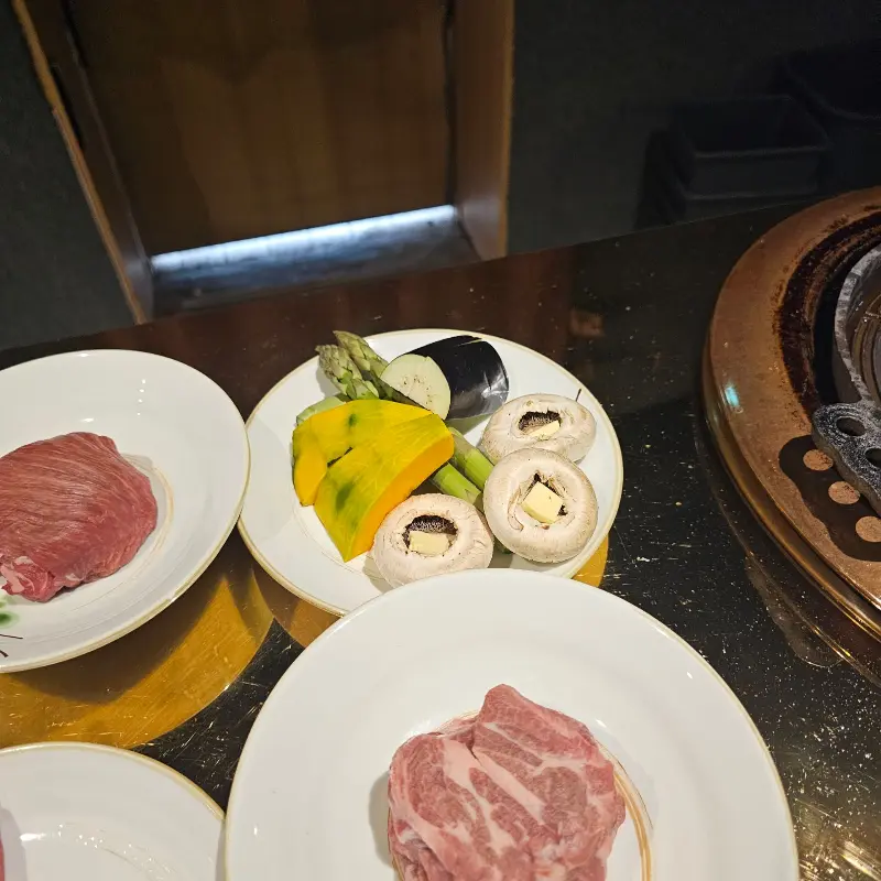 신선한 양갈비와 곁들여 먹을 채소