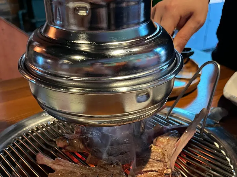 숯불 위에서 익어가는 양갈비