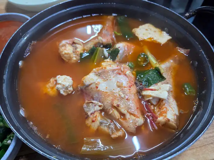 푸짐한 생선 조각이 들어있는 탕