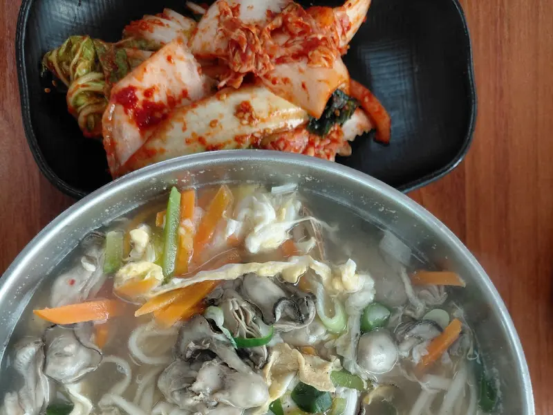 굴칼국수와 겉절이 김치