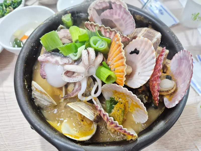 해산물이 가득 담긴 해물뚝배기