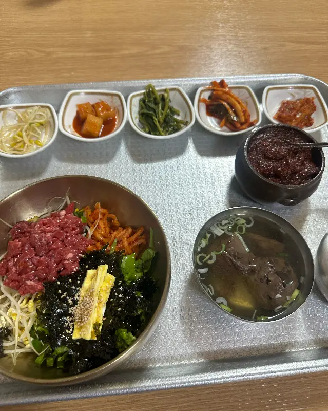 육회비빔밥 한 상 차림
