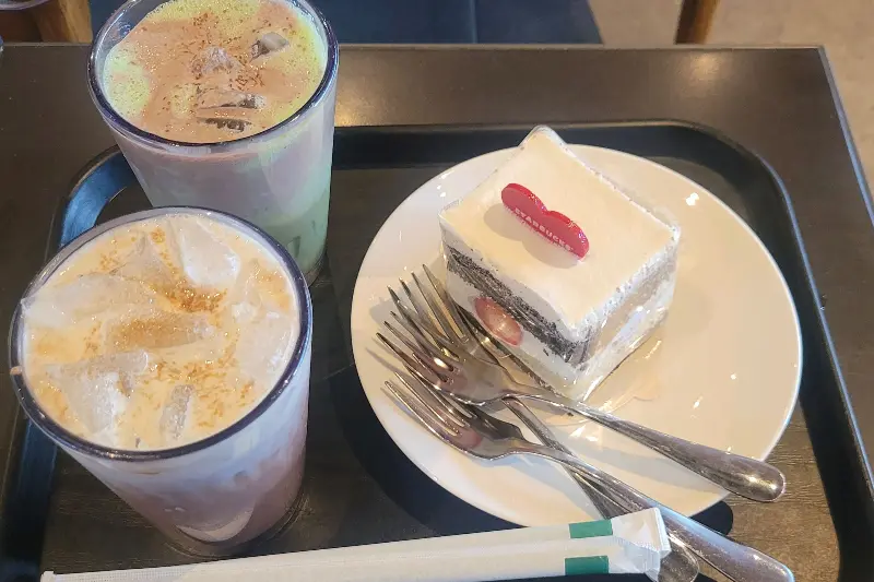 딸기 프리지에 케이크와 카페 라떼