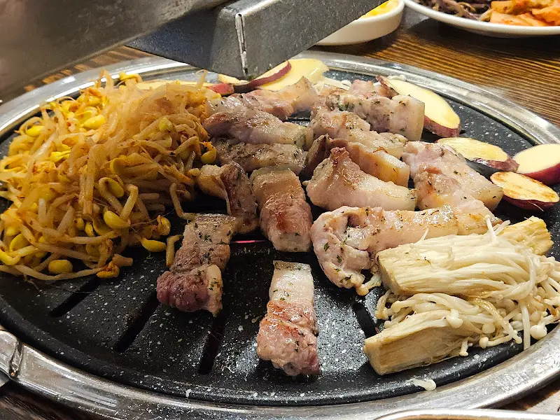 불판 위에서 맛있게 구워지는 삼겹살