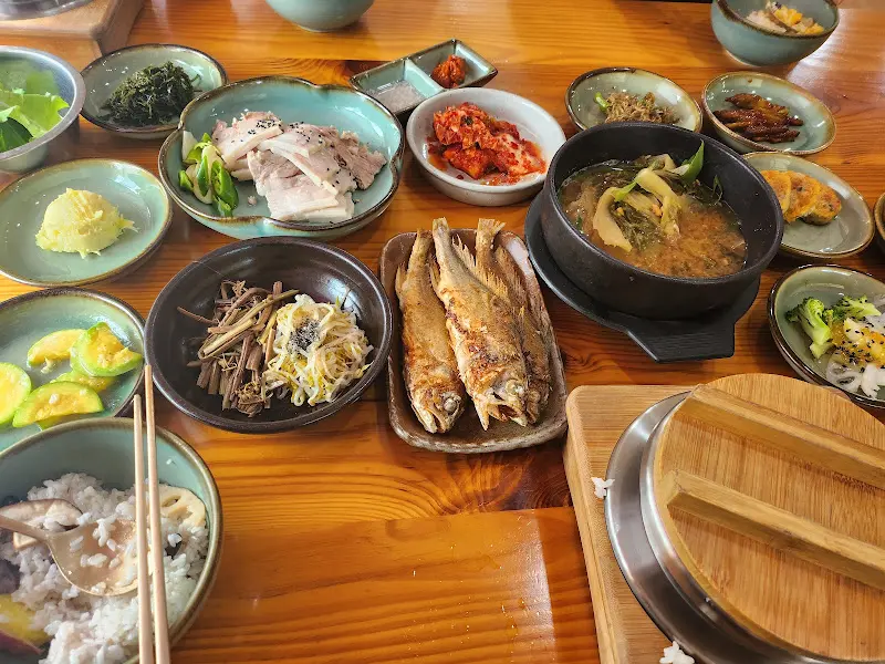 돌솥밥 정식 한상차림