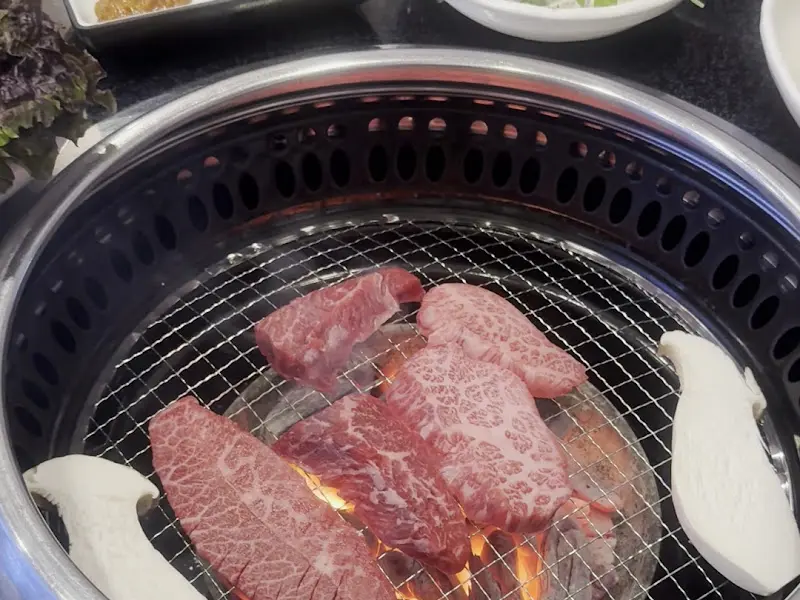 숯불 위에서 익어가는 한우