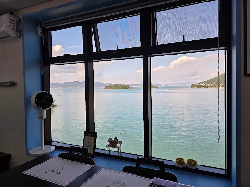 창밖으로 보이는 남해 바다