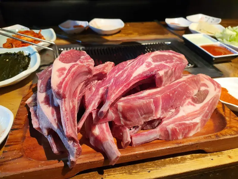 나무 도마 위에 가지런히 놓인 양갈비