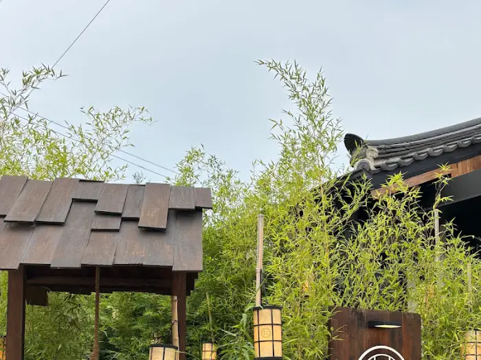 우물집 입구 대나무와 조명