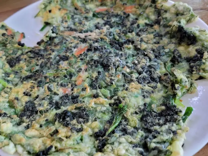 바삭하게 부쳐진 올뱅이 부침