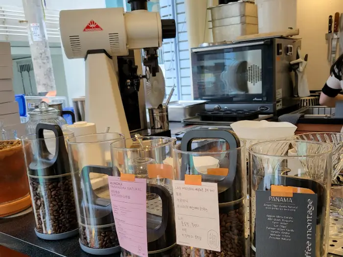 다양한 커피 원두가 담긴 유리병과 드리퍼