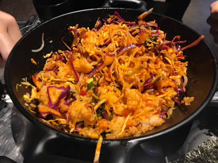 다양한 채소와 밥이 섞인 볶음밥 요리