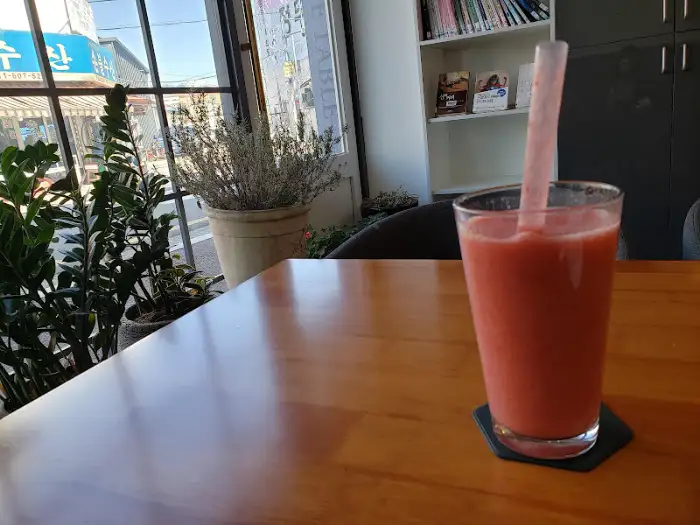 창가에 놓인 신선한 주스