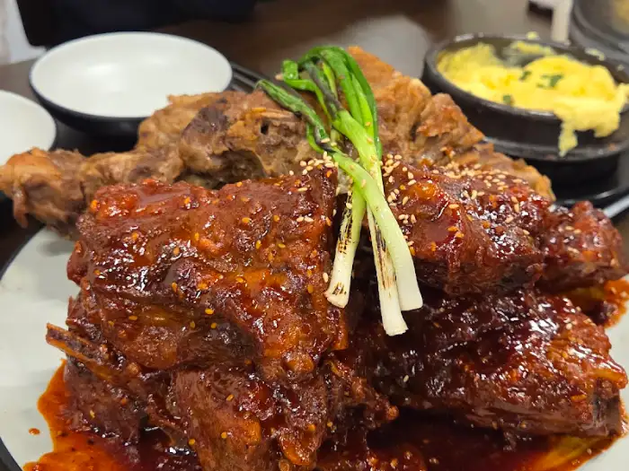 양념 뼈구이와 소금 뼈구이 플레이트