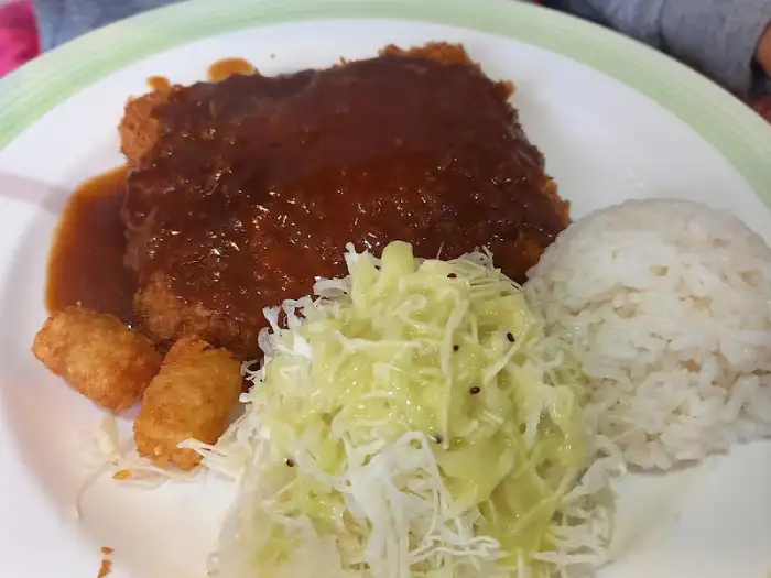 돈까스, 밥, 샐러드의 모습