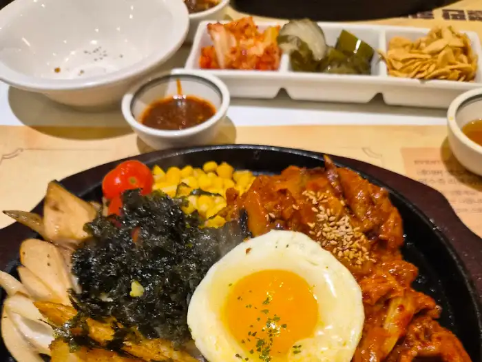 강남역 차셰프 고기덮밥 김치 제육 덮밥