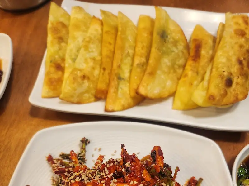 윤기가 자르르 흐르는 납작만두