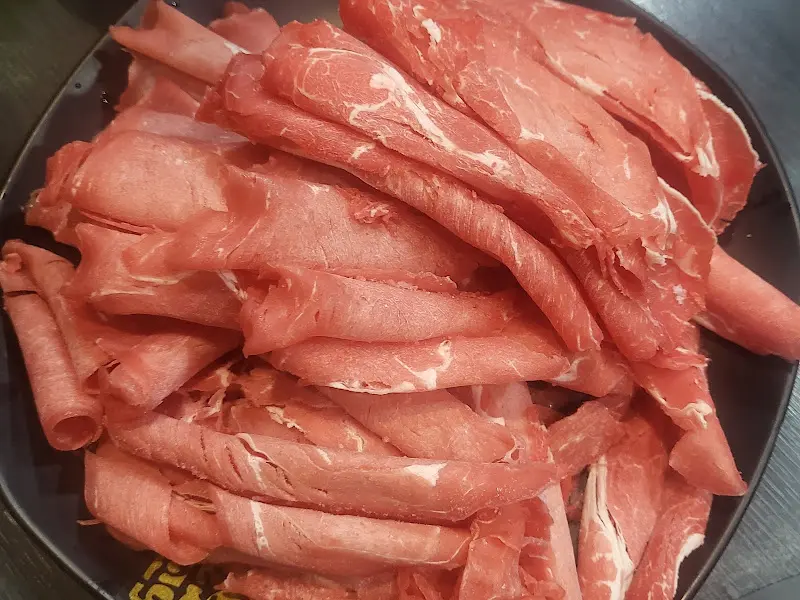 접시에 담긴 얇은 소고기