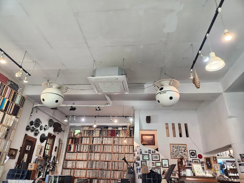 카페 내부 LP와 음향 장비