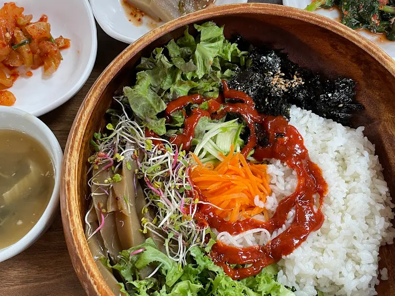 다채로운 색감의 도토리비빔밥